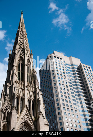 La Cattedrale di St Patrick accanto a un moderno edificio sulla Fifth Avenue a New York City, Stati Uniti d'America Foto Stock