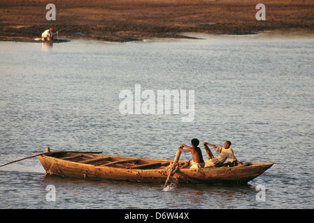 I sudanesi nei loro canotto alla confluenza del bianco e del blu Nilo a Khartoum. Foto Stock