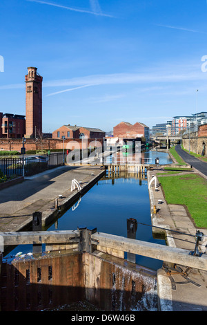 Serratura del Leeds a Liverpool Canal a Holbeck con famosi campanili della torre opera a sinistra, Leeds, West Yorkshire, Regno Unito Foto Stock