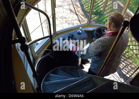 Driver a comandi di Londra Trasporti Tram 1858 presso l'East Anglia Transport Museum, Carlton Colville, Lowestoft, Suffolk, Regno Unito Foto Stock