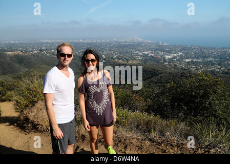 Gli escursionisti sulla Temescal Ridge Trail, con l'Oceano Pacifico la distanza Foto Stock