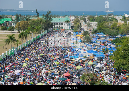 Il memorial day celebrazione 1 mese dopo il gennaio 2010 terremoto, Port-au-Prince, Haiti, dei Caraibi Foto Stock