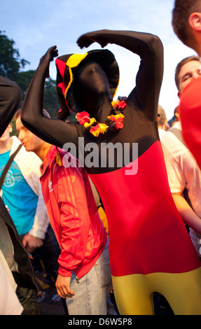 Berlino, Germania, i visitatori in un Morphsuit sulla ventola di miglio di calcio Euro 2012 Foto Stock