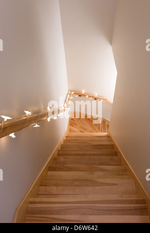 Scala in legno decorate con luci accogliente. Home interni. Foto Stock