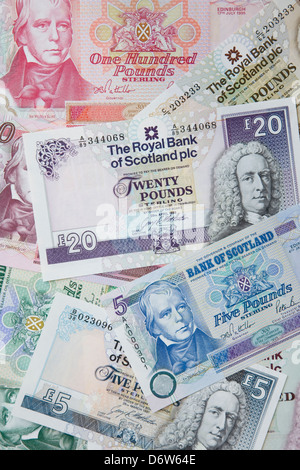Banconote scozzesi di varie confessioni rilasciate dalla Banca di Scozia e Royal Bank of Scotland. Foto Stock