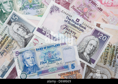 Banconote scozzesi di varie confessioni rilasciate dalla Banca di Scozia e Royal Bank of Scotland. Foto Stock