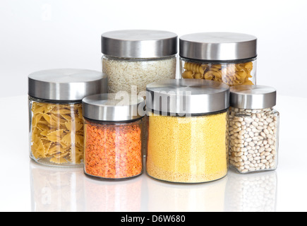 Immagazzinaggio di prodotti alimentari. Ingredienti alimentari in vasetti di vetro, su sfondo bianco. Foto Stock