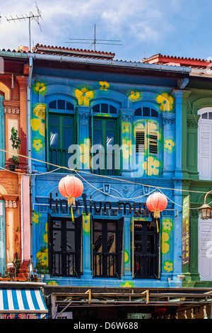 Vivacemente colorato facciata in Chinatown, Singapore Foto Stock