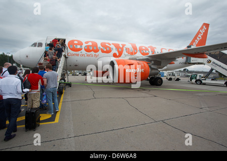 Schoenefeld, Germania, i viaggiatori salire in una macchina all'aeroporto di Schoenefeld con easyJet Foto Stock
