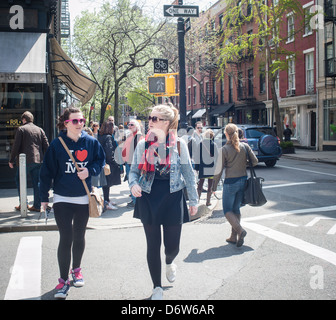 Shopping alla moda su Bleecker Street a New York Sabato, Aprile 20, 2013, 2013. (© Richard B. Levine) Foto Stock