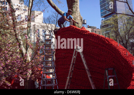 Lavoratori installare sezioni di 'rosso, giallo e blu' dall'artista Orly Genger nel Madison Square Park di New York Foto Stock