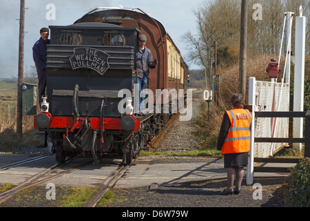 Un treno a vapore che tira in alla stazione di Bodiam sul Kent & East Sussex Railway, Weston-super-Mare, East Sussex, Inghilterra Foto Stock