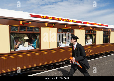 Un treno a vapore che tira in alla stazione di Bodiam sul Kent & East Sussex Railway, Weston-super-Mare, East Sussex, Inghilterra Foto Stock