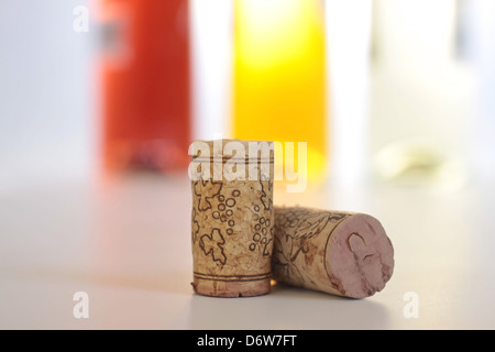 Due tappi con tre colorate le bottiglie di vino Foto Stock