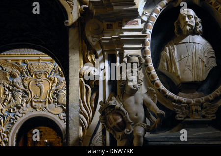 Particolare di decorazioni in stile architettonico alto barocco alla navata della co-Cattedrale cattolica di San Giovanni del XVII secolo dedicata a San Giovanni Battista a Valletta, la capitale dell'isola di Malta Foto Stock