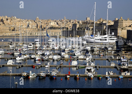 Barche a vela ormeggiata in porto Grand Harbour Marina in vittoriosa contro la scenic sfondo di La Valletta nell'isola di Malta Foto Stock