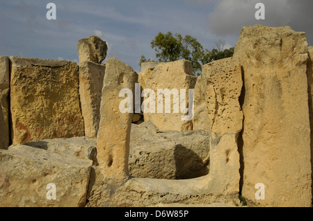 Grandi blocchi di pietra di Tarxien tempio megalitico complesso che è tra le più antiche strutture autoportanti sulla terra risalente a circa 3150 BC situato in Tarxien è una città della regione sud-orientale di Malta Foto Stock