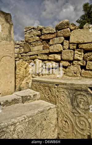 Grandi blocchi di pietra di Tarxien tempio megalitico complesso che è tra le più antiche strutture autoportanti sulla terra risalente a circa 3150 BC situato in Tarxien è una città della regione sud-orientale di Malta Foto Stock