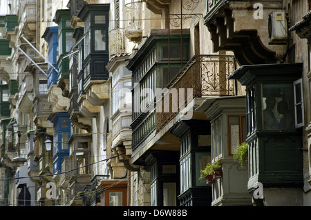 Tipici balconi in san Paolo Street di La Valletta isola di Malta Foto Stock