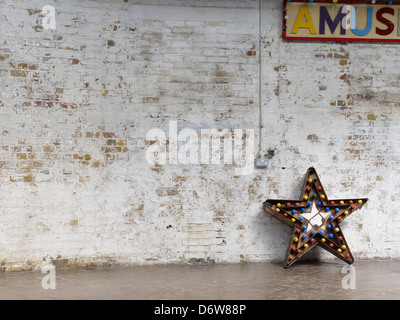 Il vecchio dipinto di un muro di mattoni distressed Foto Stock