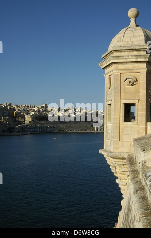 Vista della Valletta dalla cassa della ‘posta sulla punta del bastione, il-gardjola’, a Senglea conosciuta anche con il suo titolo di Città Invicta o Civitas Invicta, città fortificata nella regione sud-orientale di Malta Foto Stock