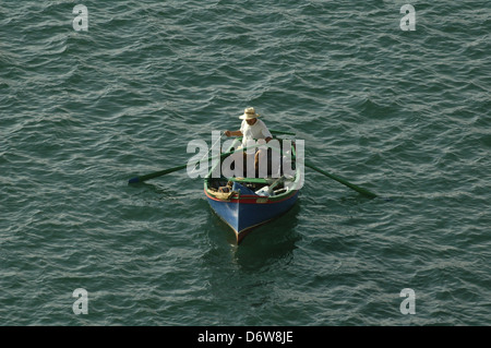 Fisherman nel Mediterraneo le acque del mare isola di Malta Foto Stock