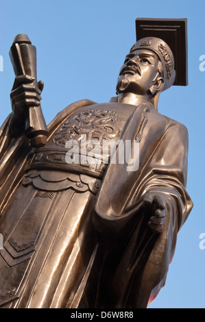 Chiudere verticale fino alla statua dell'Imperatore vietnamita Lý Thái Tổ aka Lý Công Uẩn che fondarono Hanoi contro un cielo blu. Foto Stock