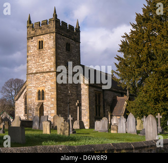 ASHFORD-IN-THE-WATER, DERBYSHIRE, Regno Unito - 18 APRILE 2013: Vista esterna della chiesa parrocchiale della Santissima Trinità Foto Stock