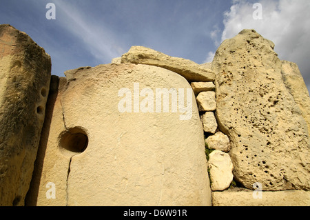 Grandi blocchi di pietra di Tarxien tempio megalitico complesso che è tra le più antiche strutture autoportanti sulla terra risalente a circa 3150 BC situato in Tarxien è una città della regione sud-orientale di Malta Foto Stock