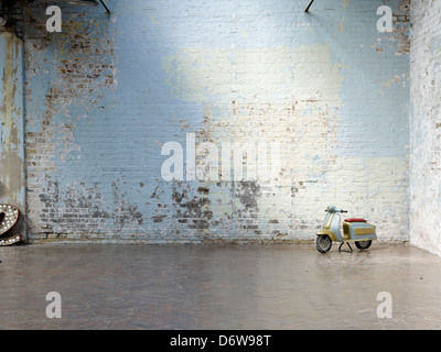 Il vecchio dipinto di un muro di mattoni distressed Foto Stock