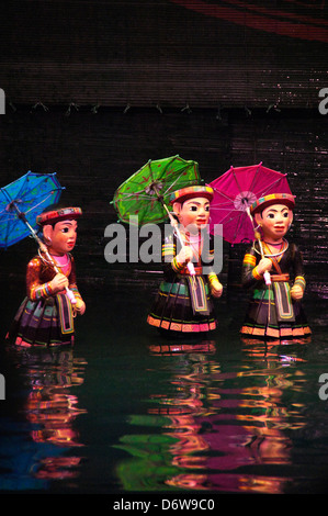 Verticale fino in prossimità di un colorato luminosamente acqua puppet doll, un tradizionale artform in Vietnam. Foto Stock