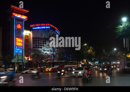 Tenebrologo orizzontale dell'esterno del famoso Thang Long acqua Puppet Theatre di Hanoi con circolazione passata. Foto Stock