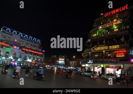 Paesaggio urbano orizzontale del vecchio quartiere di Hanoi di notte. Foto Stock