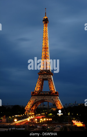 Torre Eiffel al tramonto, scintillante Torre Eiffel di notte, weekend nella romantica Parigi, icona di Parigi, struttura iconica Parigi Foto Stock