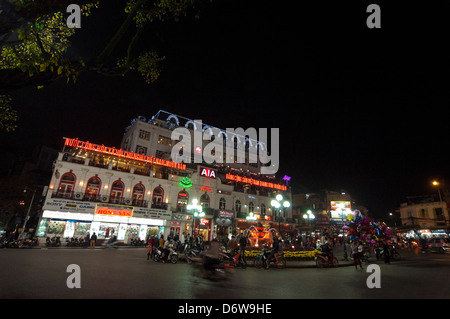 Paesaggio urbano orizzontale del vecchio quartiere di Hanoi di notte. Foto Stock