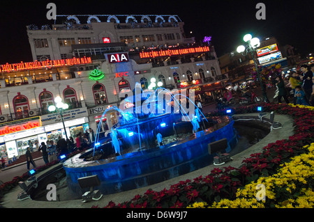 Paesaggio urbano orizzontale del vecchio quartiere di Hanoi di notte. Foto Stock