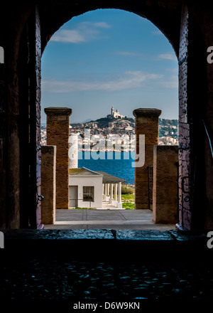 Marsiglia - Francia: Chateau d' If - dettagli architettonici con duomo di Marsiglia in background Foto Stock