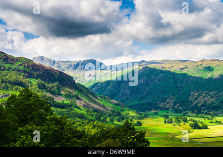 Vista sulla grande Langdale Valley da Lingmoor cadde verso il Langdale Pikes nel distretto del lago, Cumbria, Inghilterra. Foto Stock