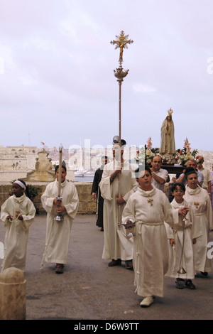 L'effige di Maria è portato dai celebranti durante il processo di Cattolica a La Valletta capitale di Malta Foto Stock