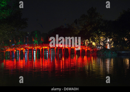 Orizzontale di un ampio angolo di visione del Huc bridge, Thê Húc ponte che attraversa il lago Hoan Kiem ad Hanoi durante la notte. Foto Stock