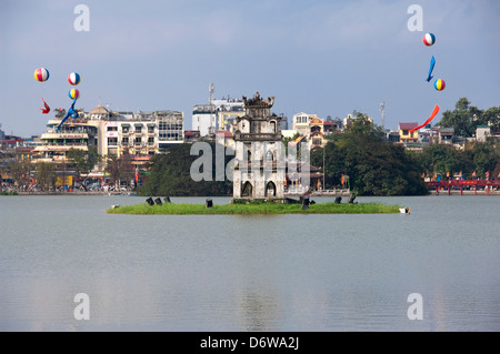 Vista orizzontale di Thap Rua, Tháp Rùa aka Torre di tartaruga nel mezzo del Lago Hoan Kiem in Hanoi in una giornata di sole. Foto Stock