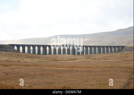 Viadotto Ribblehead e classe 155 ferroviaria settentrionale del treno per pendolari Foto Stock