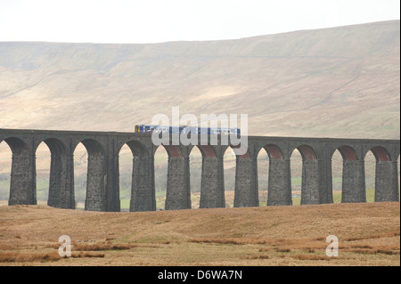 Viadotto Ribblehead e ferroviaria settentrionale 155 classe treno Foto Stock