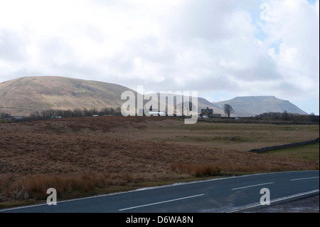 Stazione Ribblehead con Ingleborough e Simon cadde in background Foto Stock