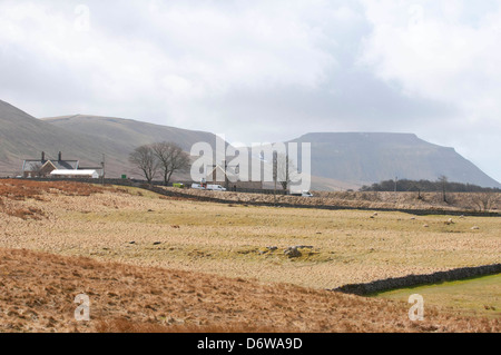 Stazione Ribblehead con Ingleborough e Simon cadde in background Foto Stock