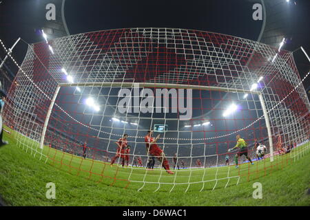 Monaco di Baviera è Mario Gomez (C) punteggi il 2:0 obiettivo come il suo compagno di squadra Javi Martines (L) e Barcellona Victor Valdes (R) si affaccia su durante la UEFA Champions League semi finale prima gamba partita di calcio tra FC Bayern Monaco di Baviera e il FC Barcelona a Fußball Arena Muenchen a Monaco di Baviera, Germania, il 23 aprile 2013. Monaco di Baviera ha vinto 4:0. Foto: Marc Müller/dpa +++(c) dpa - Bildfunk+++ Foto Stock