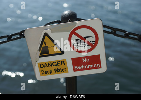 Pericolo in acqua profonda piscina non profondo blu chiaro Foto Stock