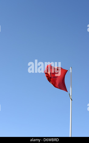 Bandiera rossa a significare pericolo Foto Stock