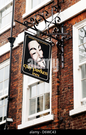 Il segno per il Guy Fawkes inn, ripetutamente il suo luogo di nascita, High Petergate, York, Yorkshire, Regno Unito Foto Stock
