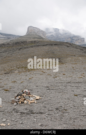 Torre de Goriz domina il GR 11 trail, le cime del Monte Perdido (Las tres Sorores) Foto Stock